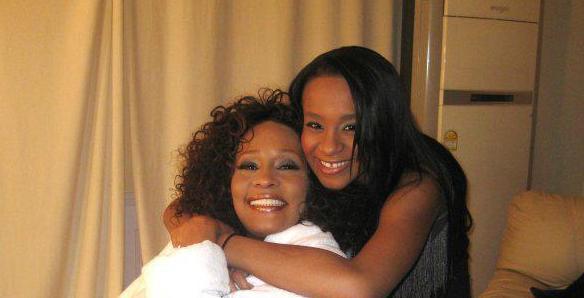 Hija de Whitney Houston sería desconectada mañana 11 Feb. Bobbi-kristina-brown-mother-whitney-love-huging